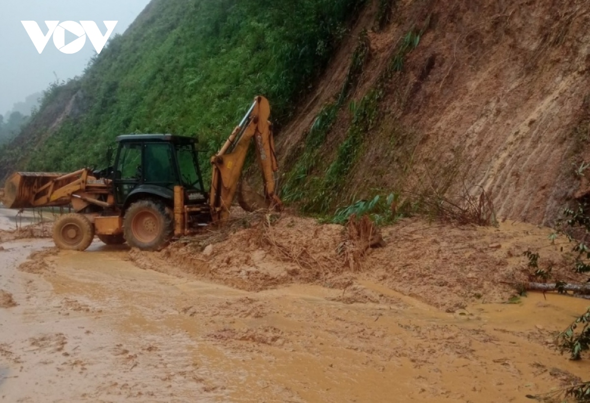 Khắc phục hậu quả sạt lở, thông tuyến Quốc lộ 49A và đường Hồ Chí Minh qua A Lưới